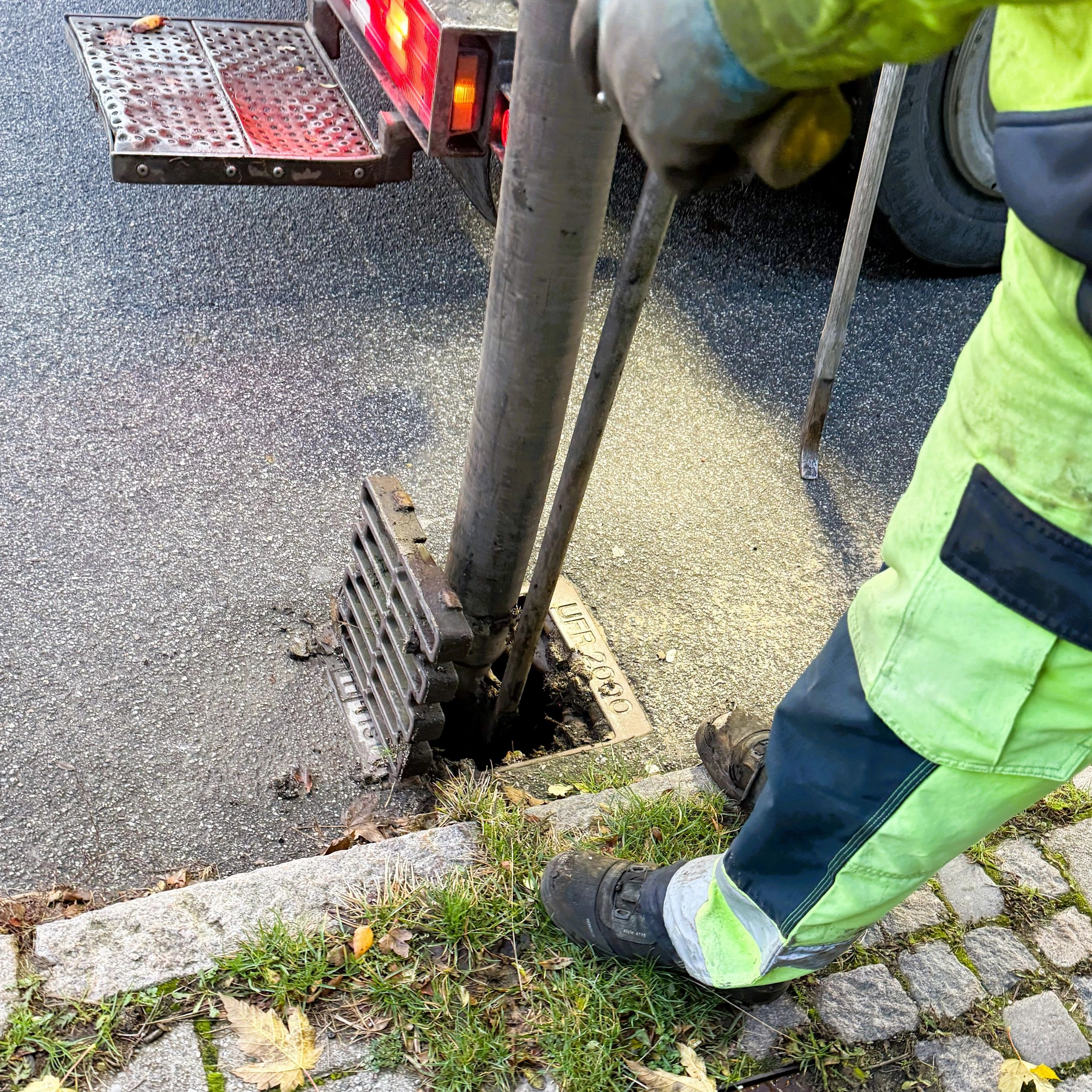 Roof drain and maintenance cleaning to prevent ponding in Vancouver’s rainy season